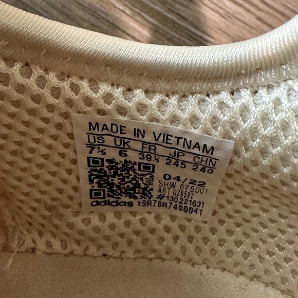 Adidas NMD R1 Cream Size 7.5 Like New - worn once - Picture 7 of 11